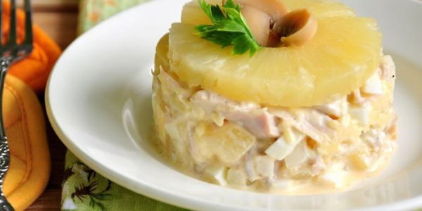 Салат Курица с ананасом – рецепт классический. 