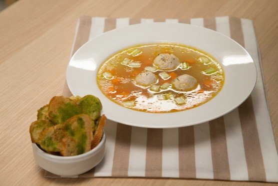 Суп с куриными шариками и “зелеными тостами” «По-петелински». 