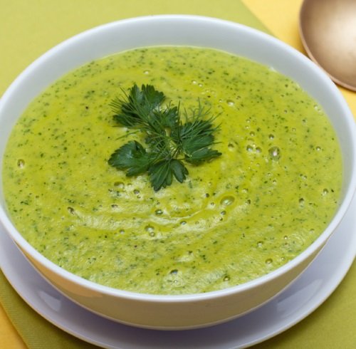 Крем-суп из цветной капусты со шпинатом на курином бульоне. 