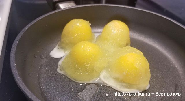 Яичница из замороженных яиц. 