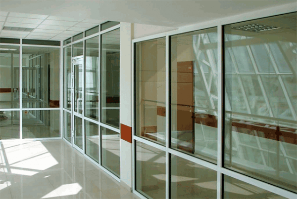 Светопрозрачные противопожарные конструкции – особенности и назначение. 